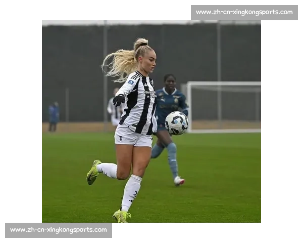 尤文女足艾丽莎 - 莱曼晒比基尼照：阳光沙滩尽显冠军风采